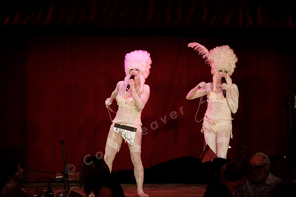 Bard Summercape, Wau Wau Sisters
